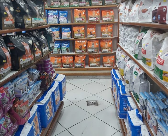Prateleiras de ração no pet shop da Village